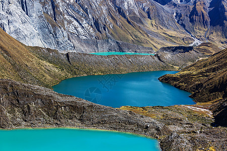 秘鲁CordilleraHuayhuash的三个泻湖图片