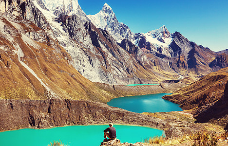 秘鲁CordilleraHuayhuash的三个泻湖图片