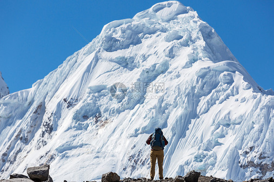 秘鲁科迪勒拉山的徒步旅行场景图片