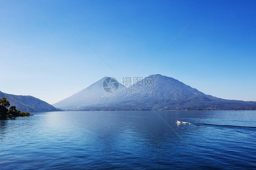 洲危地马拉高地美丽的阿蒂特兰湖火山图片