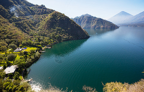 洲危地马拉高地美丽的阿蒂特兰湖火山图片