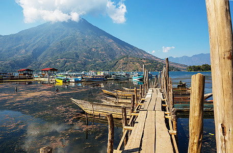 洲危地马拉高地美丽的阿蒂特兰湖火山图片