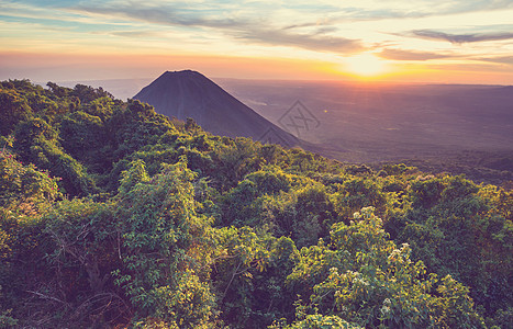 美丽的火山塞尔弗德公园萨尔瓦多日落图片