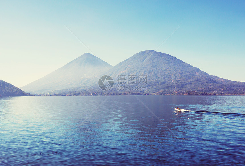 洲危地马拉高地美丽的阿蒂特兰湖火山图片