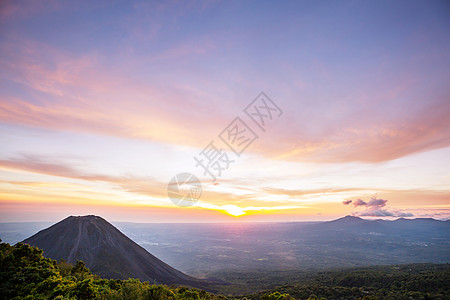 美丽的火山塞尔弗德公园萨尔瓦多日落图片