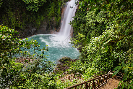 哥斯达黎加雨林丛林中雄伟的瀑布热带远足图片