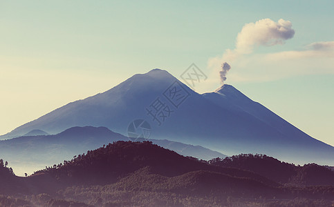 洲危地马拉美丽的火山景观图片