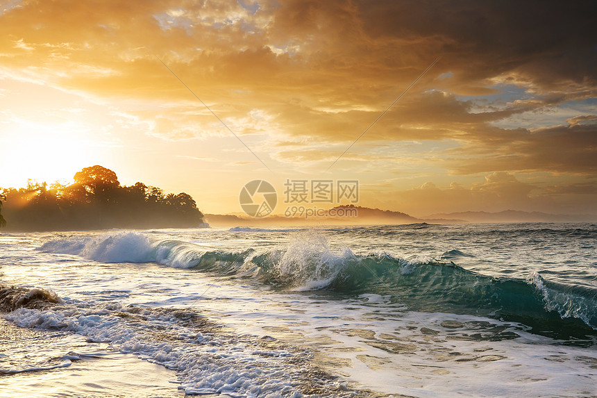 海滩上的波浪模糊阳光斑点平的自然图片