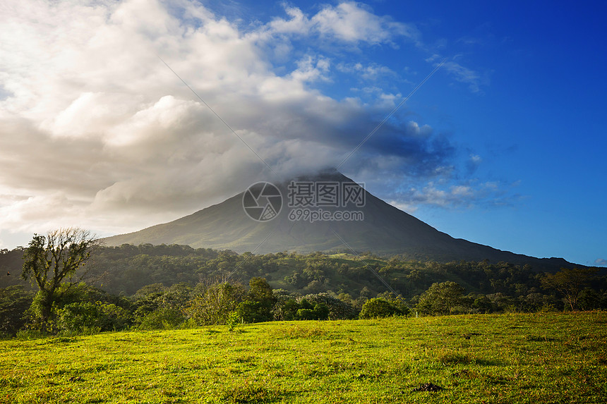 洲风景如画的埃纳尔火山图片