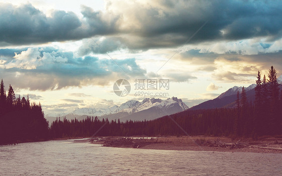 夏季加大落基山脉风景如画的山景图片