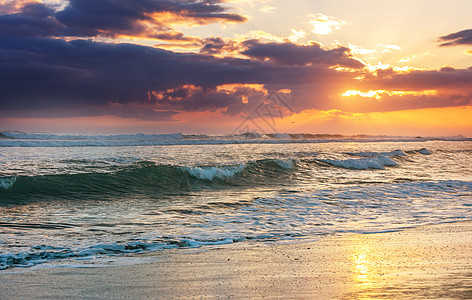 海滩上的波浪模糊阳光斑点平的自然高清图片