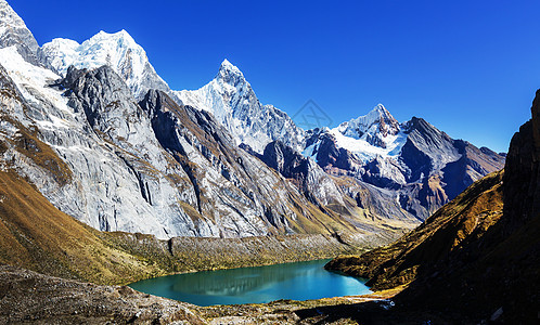 秘鲁CordilleraHuayhuash的三个泻湖图片