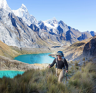 秘鲁CordilleraHuayhuash的三个泻湖图片