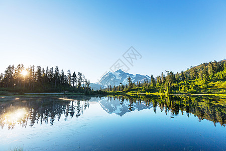 风景图片湖与山树山倒影华盛顿,美国背景图片