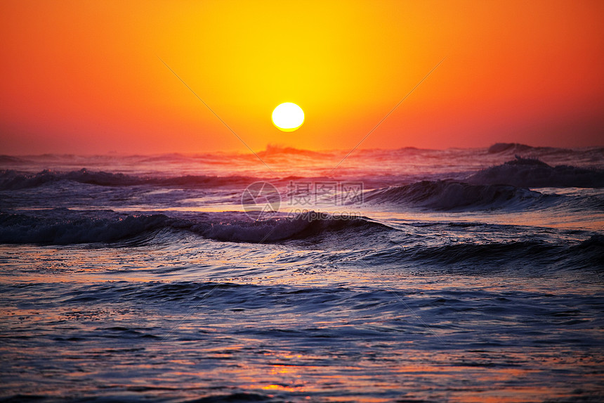 海滩上的波浪模糊阳光斑点平的自然图片