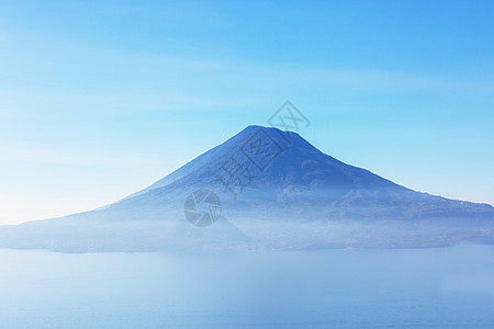 洲危地马拉高地美丽的阿蒂特兰湖火山图片