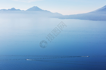 洲危地马拉高地美丽的阿蒂特兰湖火山图片