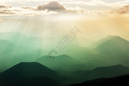 夏威夷毛伊岛黑拉卡拉火山美丽的日出场景背景图片