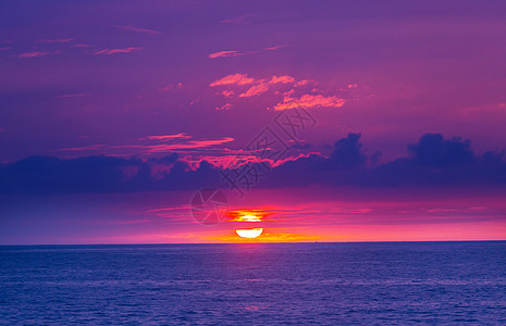 海上日落美丽的彩色日落海边适合壁纸背景图像图片