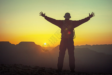 大峡谷公园徒步旅行登顶张开双臂的男人高清图片