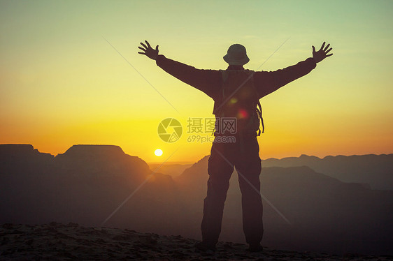 大峡谷公园徒步旅行登顶张开双臂的男人图片