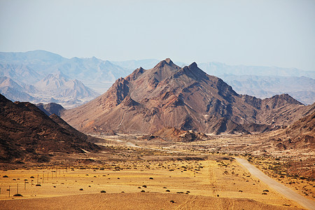纳米比亚的山脉阳光明媚的炎热日子,纳米比亚山区橙色岩石的五颜六色的景观图片