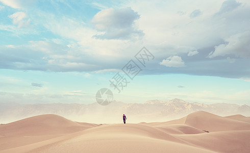 沙漠里的徒步旅行者看日出图片