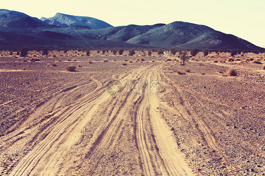 摩洛哥的路非洲摩洛哥沙漠中的桑迪路图片