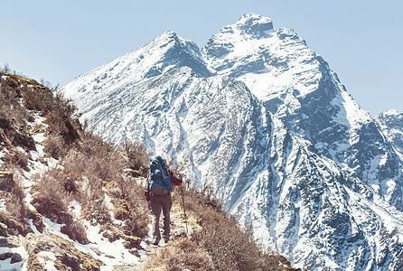 喜马拉雅山徒步旅行喜马拉雅山的徒步旅行者尼泊尔图片