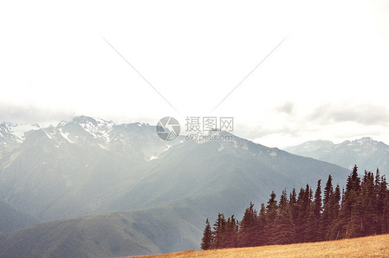 山脉夏天阳光明媚的日子里,风景如画的山景适合自然背景图片