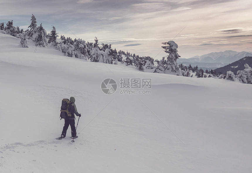 冬季远足冬天山上的徒步旅行者图片
