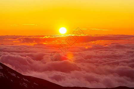 群山日落夏威夷哈莱卡拉山顶日落图片