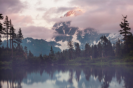 图片湖风景如画的与山树山倒影华盛顿,美国图片