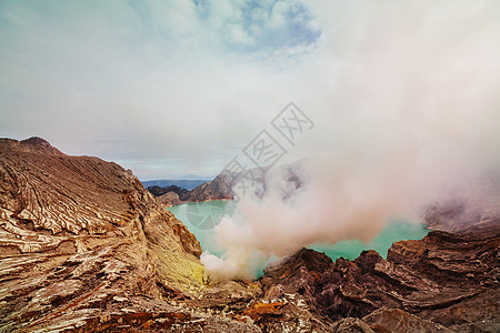 印尼爪哇火山火山口的湖泊图片