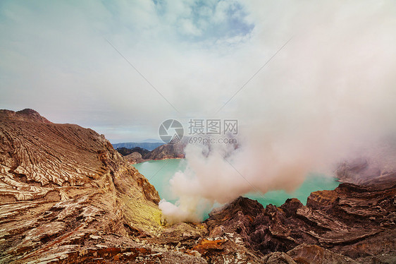 印尼爪哇火山火山口的湖泊图片