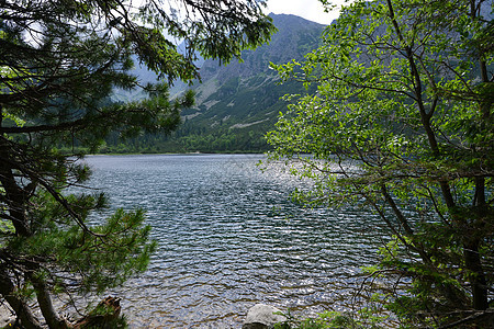 浅河流过石头山景图片