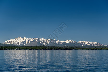 黄石湖与山脉景观,怀俄明州,美国图片