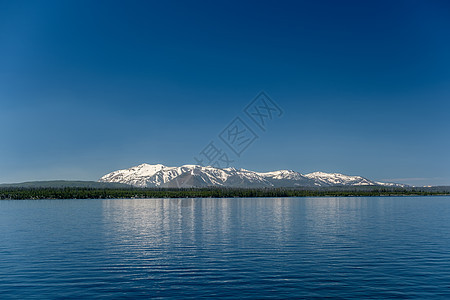 黄石湖与山脉景观,怀俄明州,美国图片