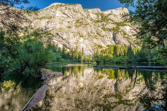 约塞米蒂公园山谷镜湖夏季景观加州,美国图片