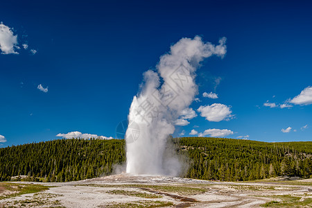 美国怀俄明州黄石公园老忠实间歇喷泉的喷发图片