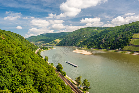 一家旅行德国莱茵河谷莱茵峡谷的葡萄园背景