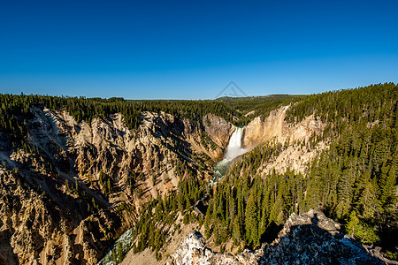 美国怀俄明州黄石公园大峡谷中的瀑布图片