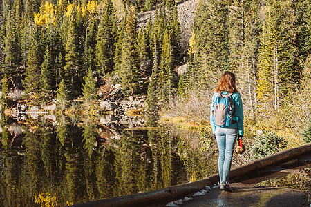 秋天,洛基山公园的熊湖附近散步的女游客科罗拉多,美国图片