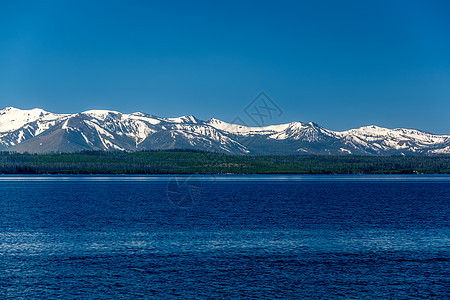 黄石湖与山脉景观,怀俄明州,美国图片