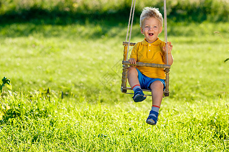 幼儿户外摆动的肖像农村场景与岁的男孩秋千健康的学龄前儿童暑期活动孩子外玩背景图片