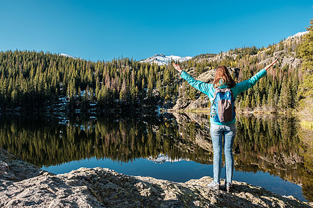 秋天洛基山公园熊湖附近的女游客科罗拉多,美国图片