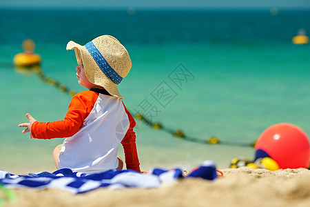 两岁的蹒跚学步的男孩太阳帽海滩图片