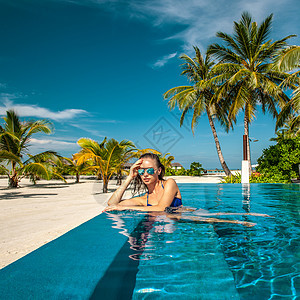 马尔代夫海滩游泳池的女人马尔代夫海滩游泳池的女人图片