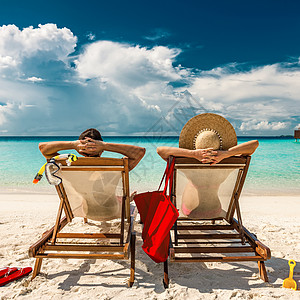 轻夫妇马尔代夫的热带海滩上马尔代夫海滩上的轻人图片