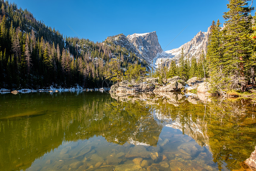梦想湖,岩石山,科罗拉多,美国梦湖倒影与山雪周围秋天美国科罗拉多州洛基山公园图片